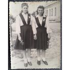 Фото двух девушек. 1940-е. 8х11 см.