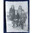 Фото военного с наградами и трех женщин.