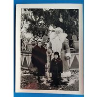 Фото с Дедом Морозом у карусели. 1960-е. 9х12 см