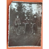 Фото группы с велосипедами.
