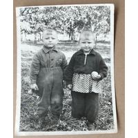 Фото двух детей. 1950-60-е г. 9х12 см.
