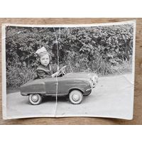 Фото девочки в педальном автомобиле. 1965 г. Гомель. 8.5х11 см