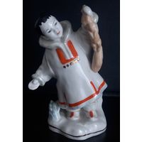 Фарфоровая статуэтка. Якут с белкой ( Мальчик нанаец с белкой ) Дулево 1957 год