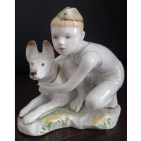 Фарфоровая статуэтка. Мальчик с собакой. ( Юный пограничник ) ЛФЗ. Из серии - Счастливое детство.