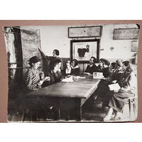 Фото на занятиях на курсах повышения квалификации ИТР. Свердловск. 1934 г. 11.5х15 см