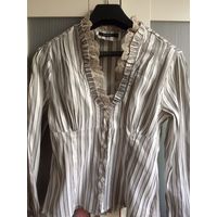 Блузка бело-серая в полоску нарядная с рюшами