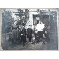 Фото "Семейное" 30-е годы. Размер без картона 17-23см