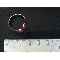 Кольцо с двумя красными камнями, которые светятся в ультрафиолете, с клеймом 875 со звездой