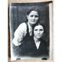 Фото 2-х женщин. 1930-е. 9х12 см