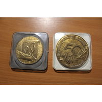 Две настольных, юбилейный  медали в футлярах, диаметр 6,5 и 7,5 см, алюминий, хорошее состояние.