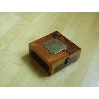 Красивая винтажная деревянная лакированная шкатулка.