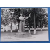 Фото из СССР.  Несвиж. Памятник Симону Будному. 1987 г. 12х17 см.