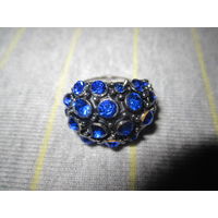 Кольцо объемное с синими камнями