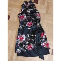 Платье женское в японском стиле на 42 размер. Цвет черный, яркие цветы. ПОгруди 39 см, есть выточка. ПОталии 36 см, ПОбедер 44 см, длина 92 см. Сбоку на замке. Состояние нормальное, есть естественные