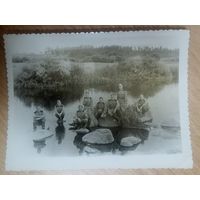 Фотография. Солдаты на реке.