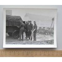 Групповое фото Немецкие солдаты на хозяйственных работах Германия WWII вид 1