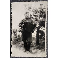 Фото солдата с гармонью. 5.5х8.5 см