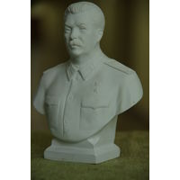 Бюст  Сталин   ( высота 16 см , ширина 12 см )