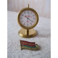 Часы настольные кварцевые и нагрудный знак участника Съезда депутатов Советов депутатов Республики Беларусь 2000 года.