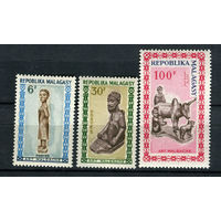 Малагасийская республика - 1964 - Местные ремесла. Резьба по дереву - [Mi. 523-525] - полная серия - 3 марки. MNH.