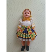 Кукла Чехословакия в национальном костюме.