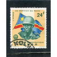 Конго. Солдат на фоне флага