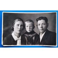 Фото семьи. 1930-е. 8х12.5 см.