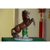 Статуэтка фарфоровая Лошадь  . Германия   целая ( высота 26 см , длинна 20 см )