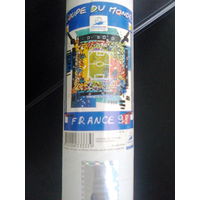 КОФР ОТ ПЛАКАТА ЧЕМПИОНАТА МИРА ПО ФУТБОЛУ 1998 г., Франция. С логотипом чемпионата и голограммой чемпионата (Франция, оригинал). Длина 55 см.