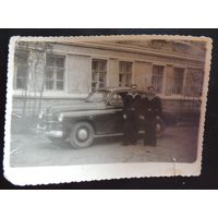 Фото "Морячки на фоне "Победы", 1950-е гг.