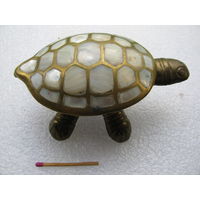 Шкатулка. Черепаха. латунь, перламутр. 130 х 55 х 80 мм