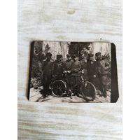 Фото группа советских офицеров с трофейным велосипедом.