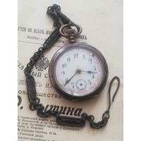 Старинные карманные часы с цепочкой.