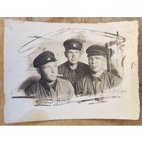 Фото трех военных. 1942 год.