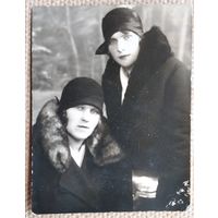 Фото двух дам. 1920-е.