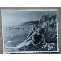 Фото на пляже в Ялте. 1951 г. 8.5х11 см.