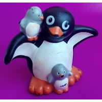 Пингвины. Мама с пингвинятами.
