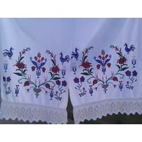 Рушник с вышивкой и кружевами ручной работы.
