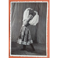 Фото танцующей девушки. 1952 г. 8х11.5 см