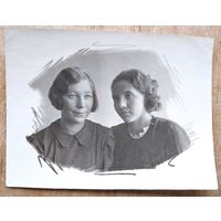 Фото 2-х девушек. Могилев (?). 1930-е. 8.5х11.5 см