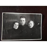 Фото 2-х женщин и мужчины. 1938 г. 8.5х12.5 см