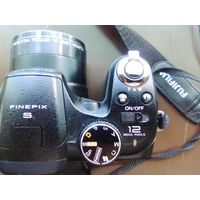 Цифровой фотоаппарат Fujifilm, кофр (чехол для фотоаппарата) Acropolis, шнуры, 4 АКБ