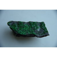 Коллекционный камень  Уваровит   ( 2,5 см х 7 см )