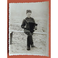 Фото солдата с гармонью. 1958 г. 8.5х11.5 см.
