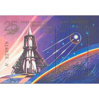 25-летие запуска первого спутника СССР 1982 год (5333) 1 номерной блок