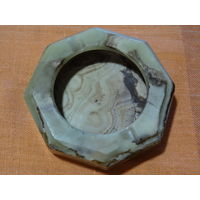 Пепельница из оникса , наружный диаметр 8 см, внутренний диаметр 5 см