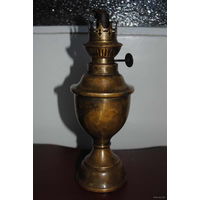 Редкая керосиновая лампа из латуни 19 век. Отличная сохранность, имеется так же родной фитилёк, но утрачено стекло. Предположительно, что 1860 годы.