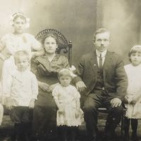Фото семья-дети.эмиграция.нач.1900-х годов.