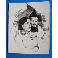 Фото женщины с ребенком. Конец 1930-х. 7х8.5 см
