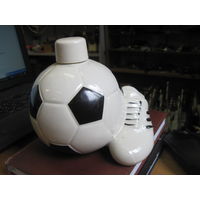 Футбольный штоф: мяч и бутса. Фарфор. 14х16 см.